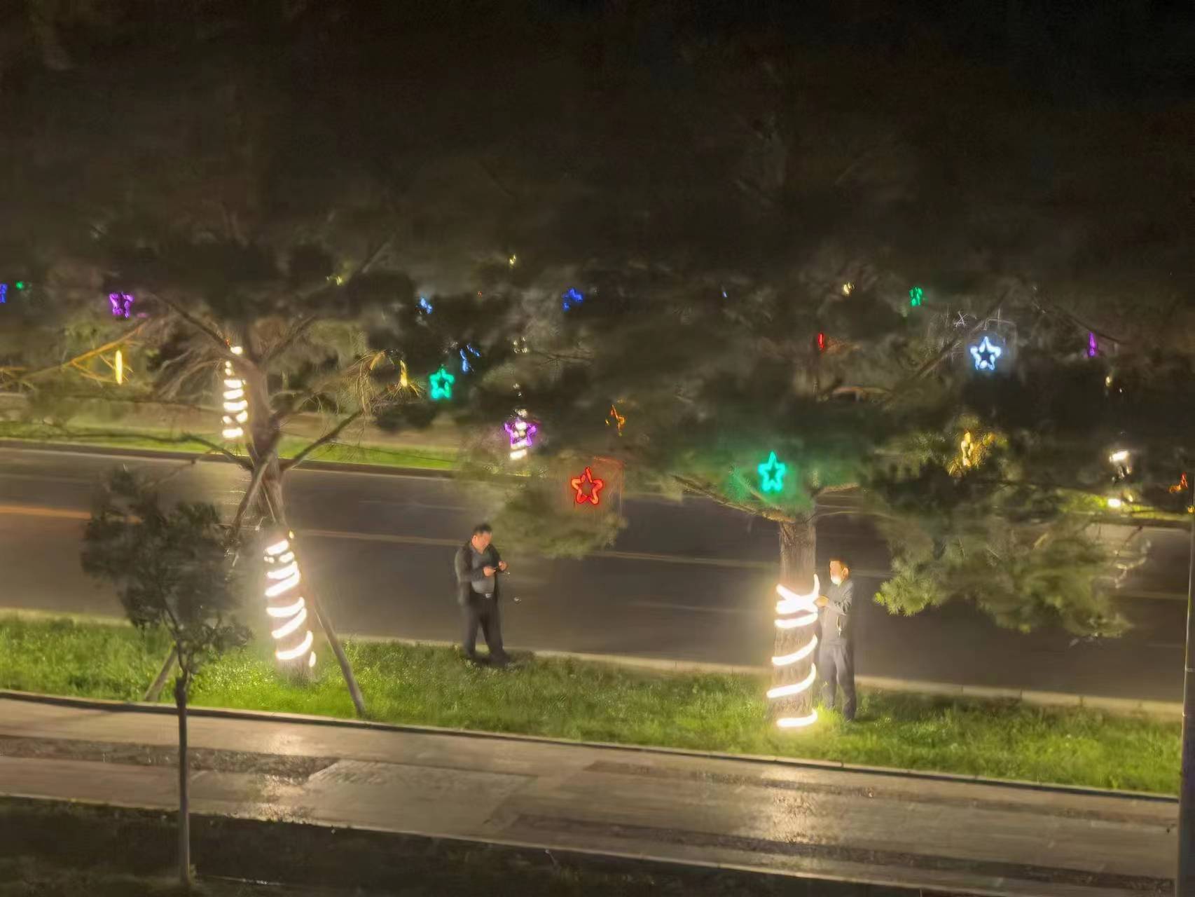 夜幕中的城市建設(shè)者——吉木乃縣住建局市政維修工作人員全力做好亮化工作
